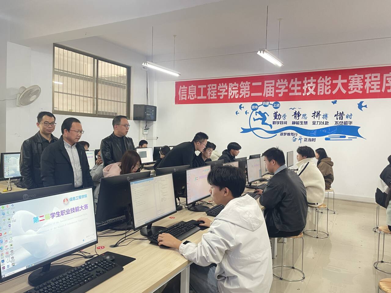 信息工程學(xué)院成功舉辦第二屆學(xué)生職業(yè)技能大賽暨信息工程技術(shù)開(kāi)發(fā)競(jìng)賽